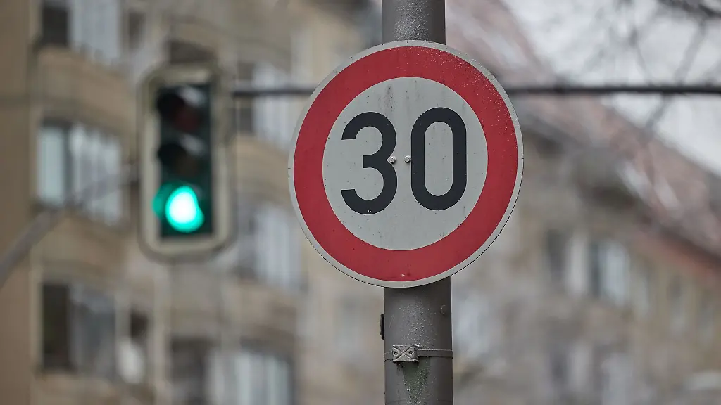 Ein-Schild-weist-in-Berlin-Autofahrer-auf-Tempo-30-hin