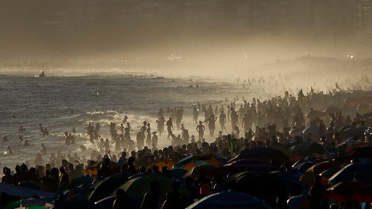 In Rio de Janeiro herrscht trotz Pandemie derzeit dichtes Gedränge am Strand.