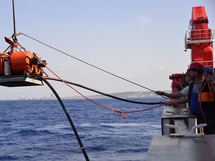 Bei der Expedition SO277 OMAX wurde im August/September 2020 der Meeresboden rund um Malta auf Grundwasservorkommen hin untersucht. Dabei kamen unter anderem OBEM-Geräte (ocean bottom electromagnetic) zum Einsatz.