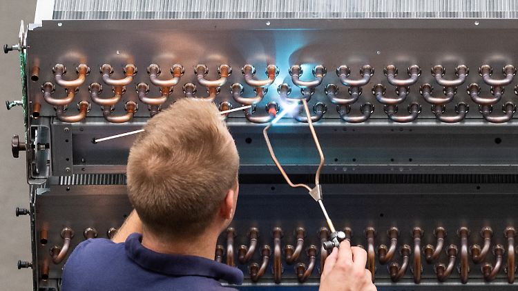 Vor allem der Bereich der Industrie erholt sich: Nach den vorliegenden Zahlen sei dort die Produktion stark gestiegen, stellt die  Bundesbank fest.