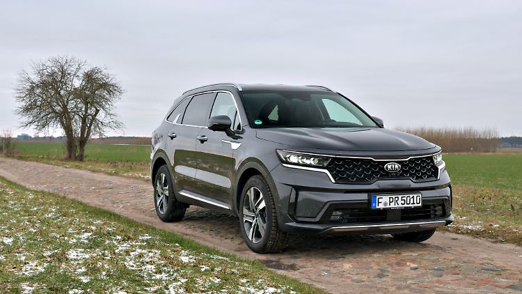 Der Kia Sorento hat sich nicht nur mit seiner Länge von 4,81 Meter in eine höheres Segment eingeschlichen.