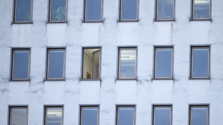 Im sächsischen Ministerium für Wirtschaft, Arbeit und Verkehr wird noch gelüftet statt nach Hause geschickt.