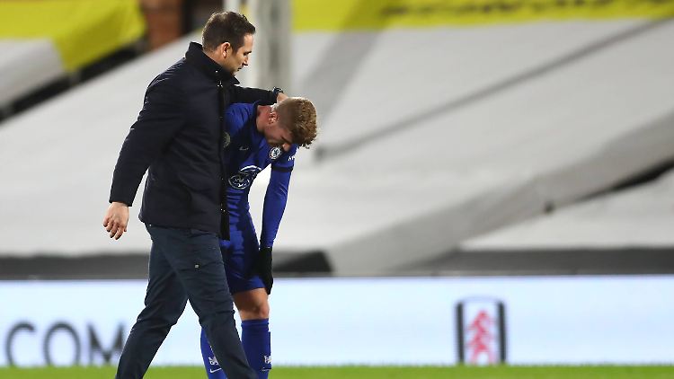 Ein geknickter Timo Werner wird am Wochenende von Trainer Frank Lampard getröstet.