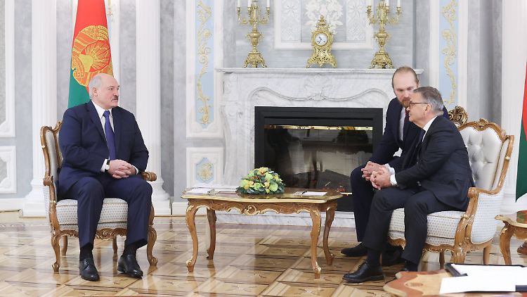 Der Präsident des Eishockey-Weltverbands, René Fasel (rechts), traf sich vor einer Woche mit dem Präsidenten von Belarus, Alexander Lukashenko.