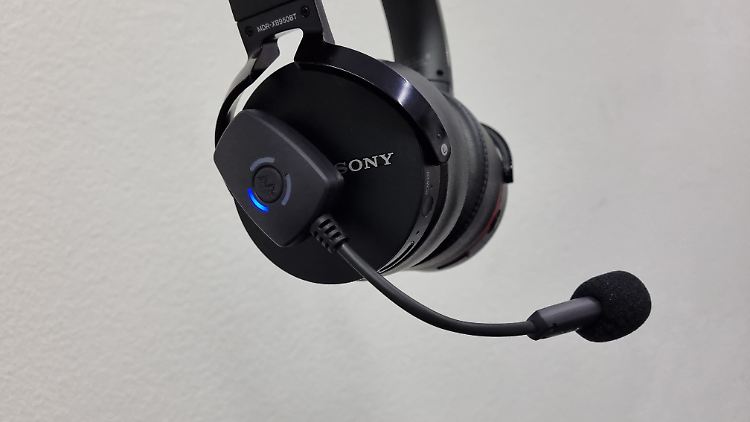 Das Antlion Audio Modmic Wireless in Kombination mit einem Sony MDR-XB950BT.