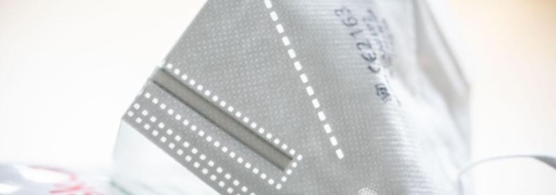 Eine FFP2-Maske liegt auf einem Tisch auf der Verkaufsverkackung. Foto: Frank Rumpenhorst/dpa/Symbolbild