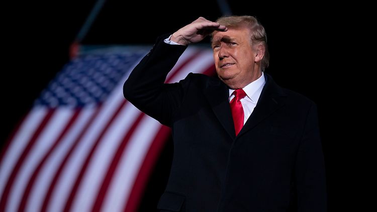 Wegen der neuen Test-Vorschriften sieht Trump keinen Grund, weiter an den Einreisestopps festzuhalten. 
