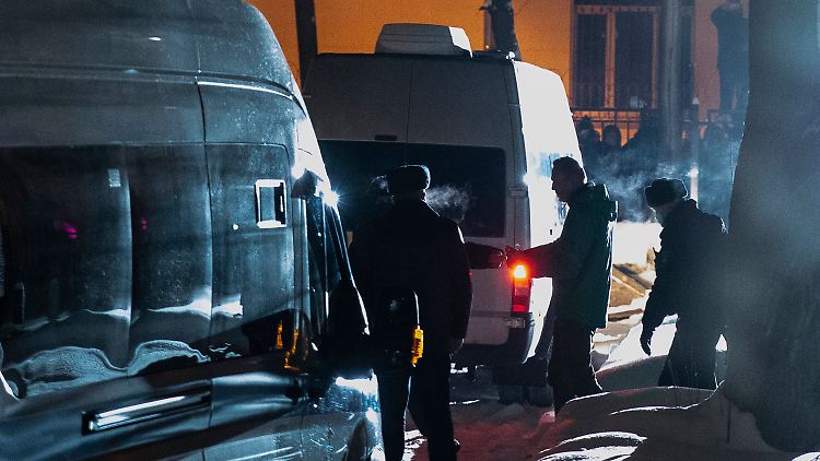 Nach der Gerichtsverhandlung wird Nawalny in Handschellen ins Gefängnis gebracht.