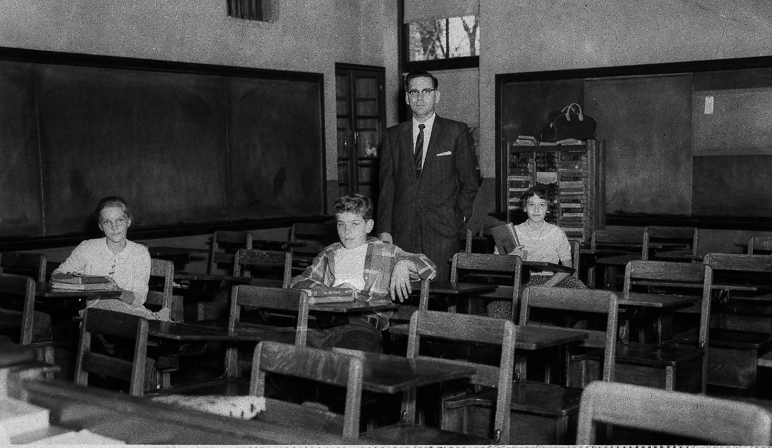 Lediglich 3 von 31 Schülern der siebten Klasse einer Junior High School in Hazleton, Pennsylvania, konnten im Oktober 1957 zum Unterricht erscheinen. Grund war ...