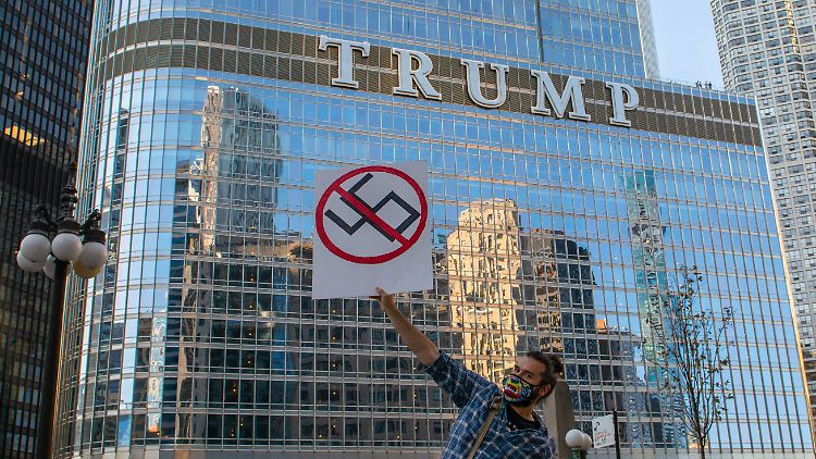 Möglicherweise werde es dann "in zehn Jahren keine Trump-Towers, Trump-Hotels oder Trump-Golfplätze mehr geben", meinte der Biograph des abgewählten US-Präsidenten.