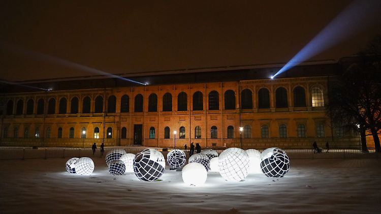 Die Lichtbeams von Raphael Kurig leuchten mit den Lichtkugeln von Helmut Eding an der Alten Pinakothek.