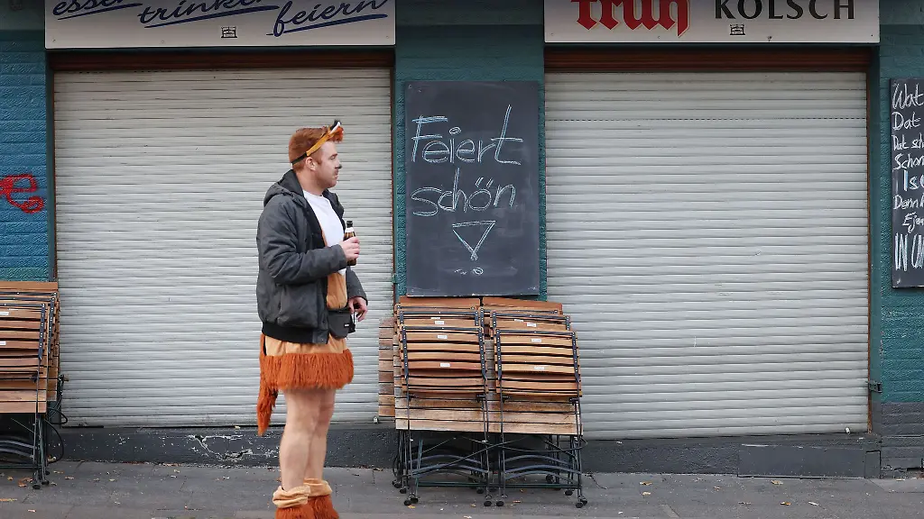 Feiert-schoen-steht-an-einer-Kneipe-in-Koeln-ihre-Zahl-sinkt-Symbolbild