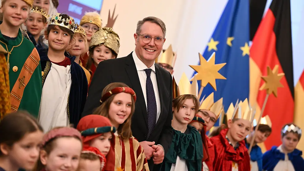 Ministerpraesident-Alexander-Schweitzer-freut-sich-auf-seine-Privat-Audienz-beim-Papst