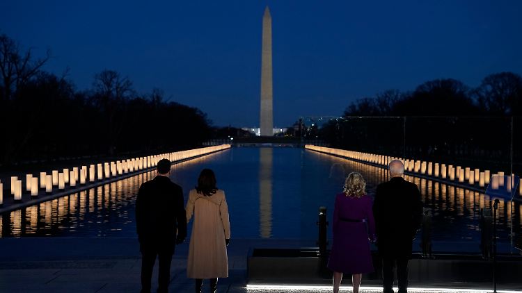 Vor dem beleuchteten Wasserbecken stehen Kamala Harris mit ihrem Ehemann Doug Emhoff (l.) sowie Joe Biden mit Ehefrau Jill Biden.