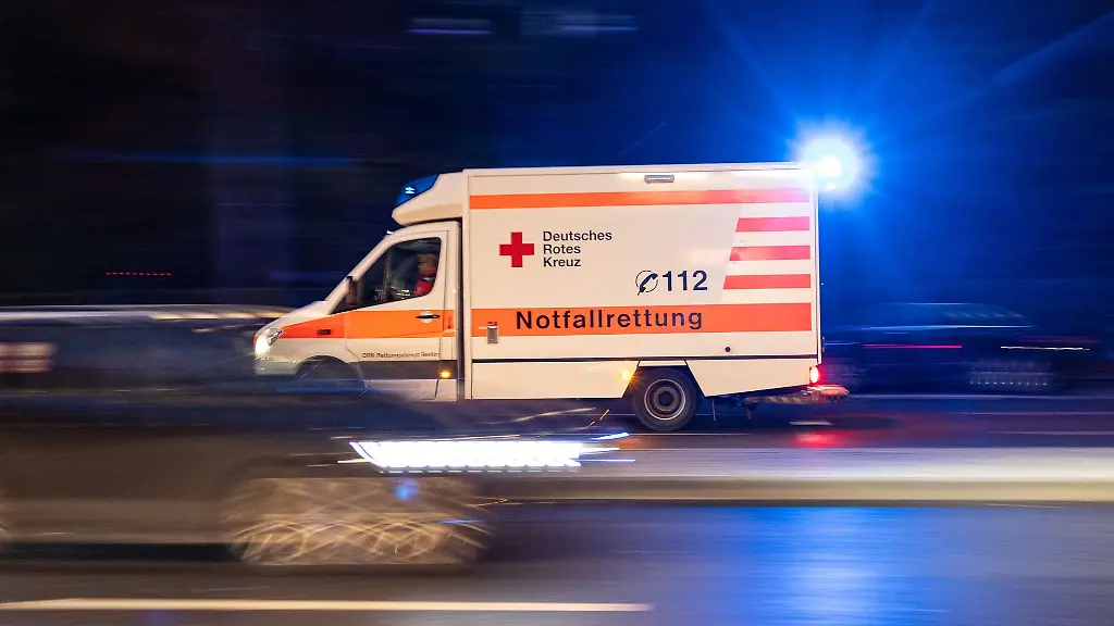 Sanitaeter-bringen-den-17-Jaehrigen-in-ein-Krankenhaus