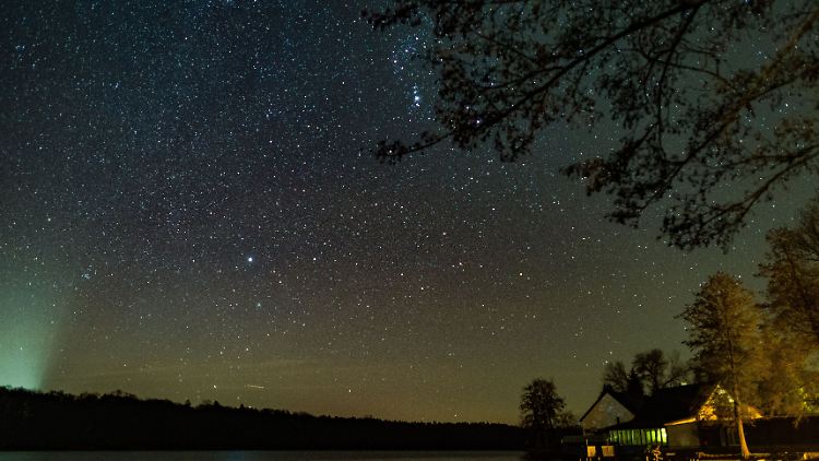 Blick auf einen kleinen Teil der Milchstraße am nächtlichen Sternenhimmel über dem Schwarzen See im Landkreis Märkisch-Oderland (Bild vom 18. Dezember 2020).