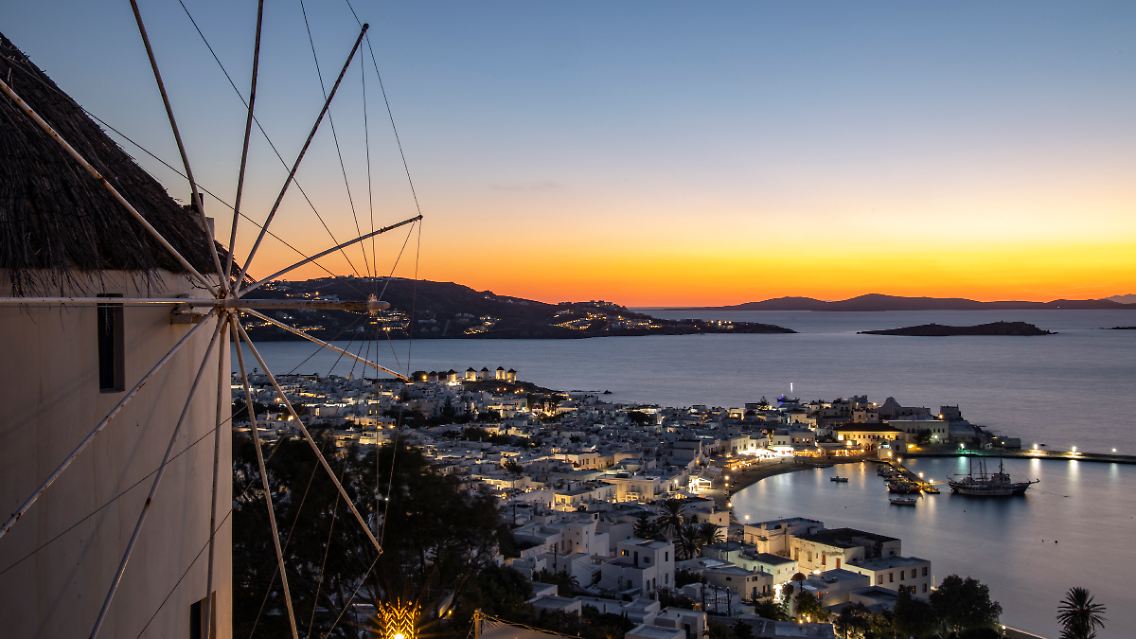 Wenn Kitsch Wirklichkeit wird: Abendstimmung mit Windmühle, ebenfalls auf Mykonos.