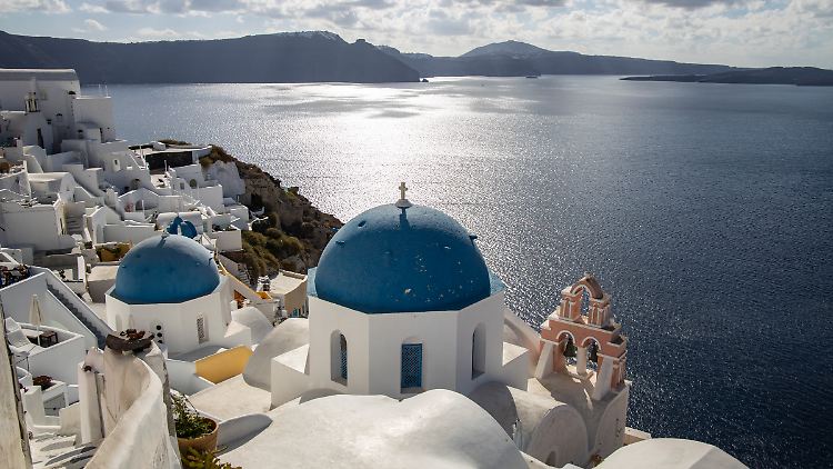 Die griechische Insel Santorin ist wunderschön - und ein Touristen-Hotspot, der auf Gäste wartet.