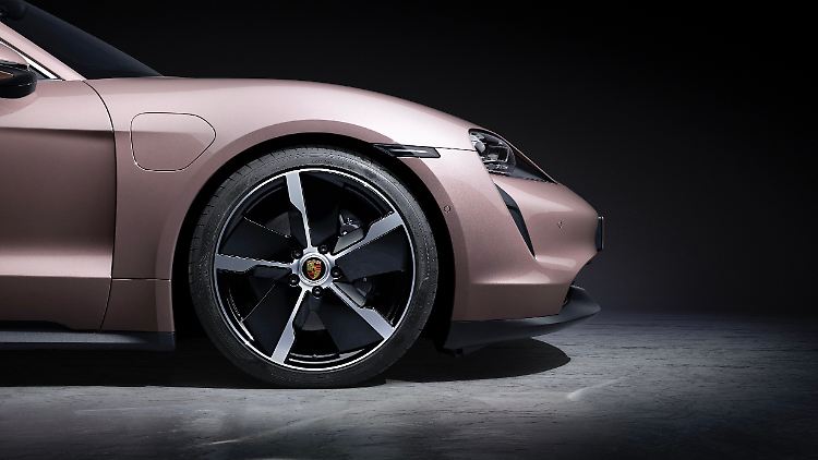Die aerodynamischen Räder unterscheiden den Einsteiger von den großen Taycan-Brüdern.