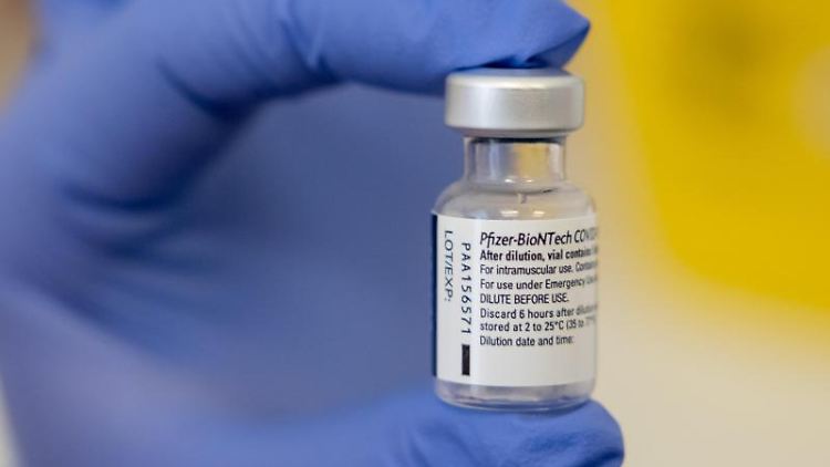 Ampulle mit dem Impfstoff von Biontech/Pfizer: Es ist wahrscheinlich, dass er auch gegen die britische Variante schützt.