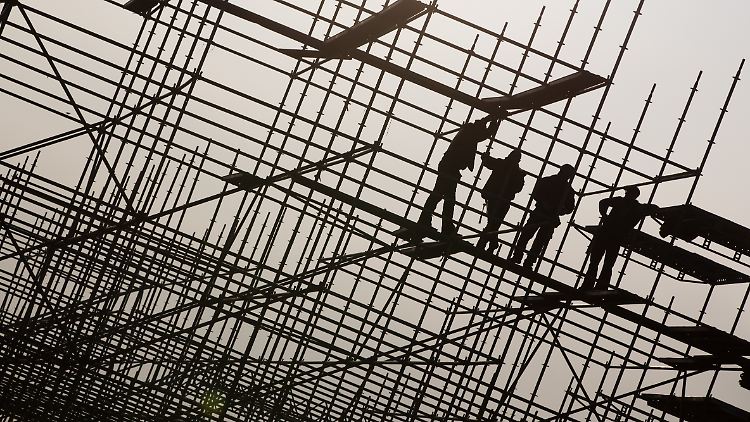 Schwarz geleistete Arbeitsstunden erhielten die Bauarbeiter "konspirativ in Briefumschlägen bar vergütet".