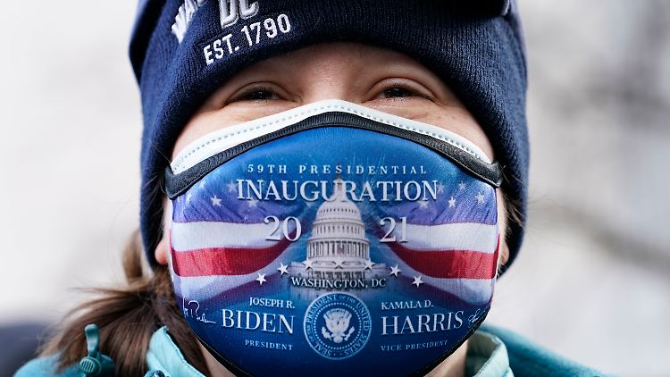 Im Netz wird Biden als der "Aufräumer" nach Trumps Amtszeit inszeniert.