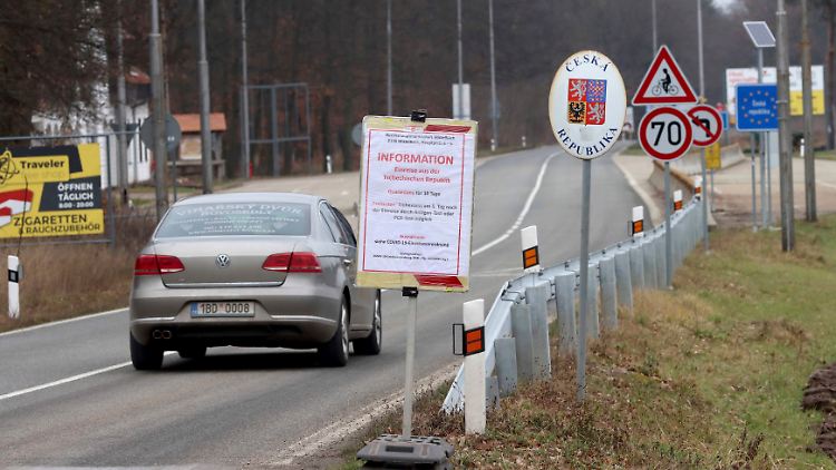 Grenzübergang von Österreich nach Tschechien: Gibt es hier bald Corona-Kontrollen statt nur eines Warnschildes?