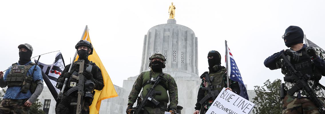 Bewaffnete Mitglieder der bekannten Anti-Regierungsgruppe "Boogaloo Bois" und der "Liberty Boys" demonstrierten am Sonntag vor dem Kapitol in Oregon.