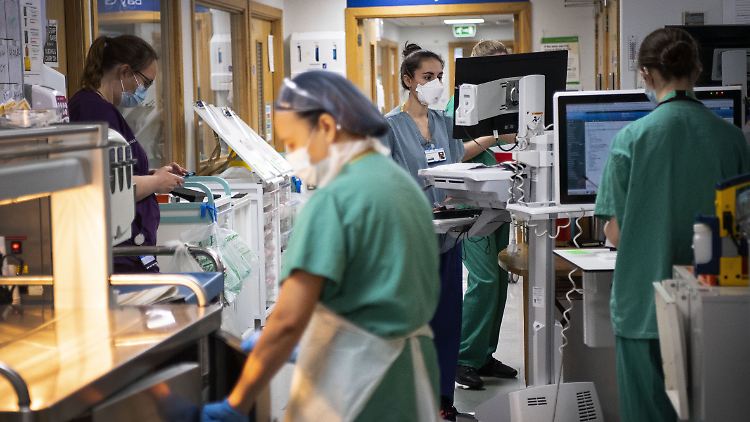 Auf den Krankenhäusern liege ein "enormer Druck", sagt Corona-Berater Vallance.
