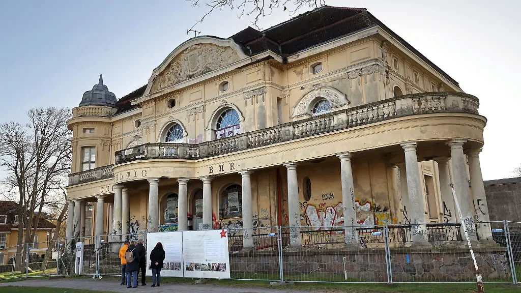 Seit-35-Jahren-steht-die-historische-Villa-Baltic-in-Kuehlungsborn-leer-und-verfaellt