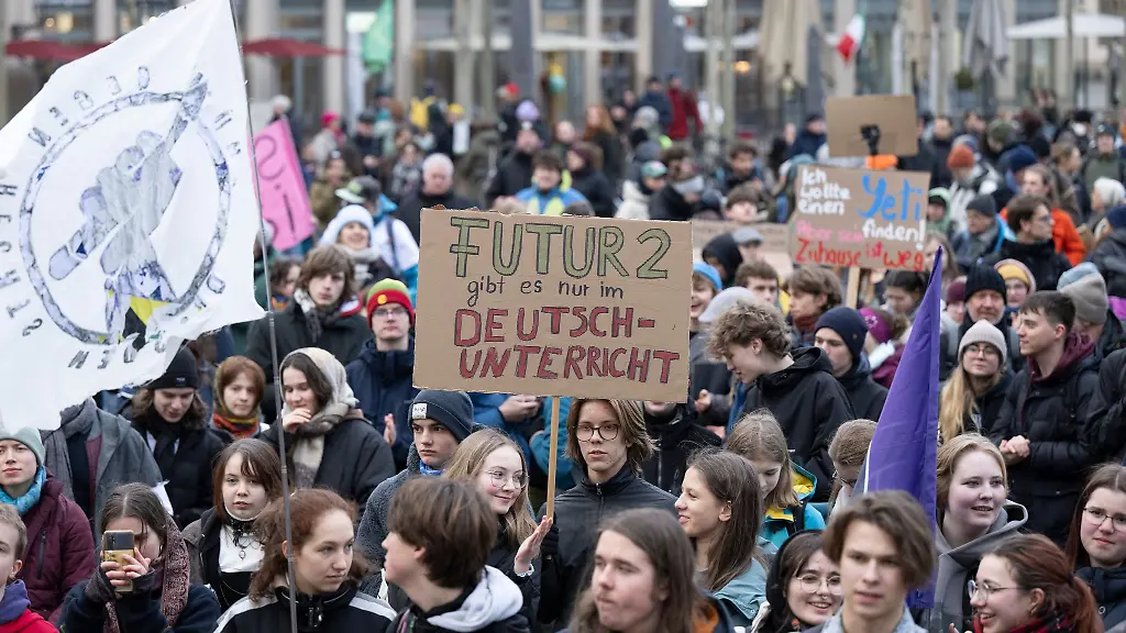 Die-Klimaschutzbewegung-Fridays-For-Future-formiert-sich-in-Dresden-im-Vorfeld-der-Bundestagswahl-zum-Protest