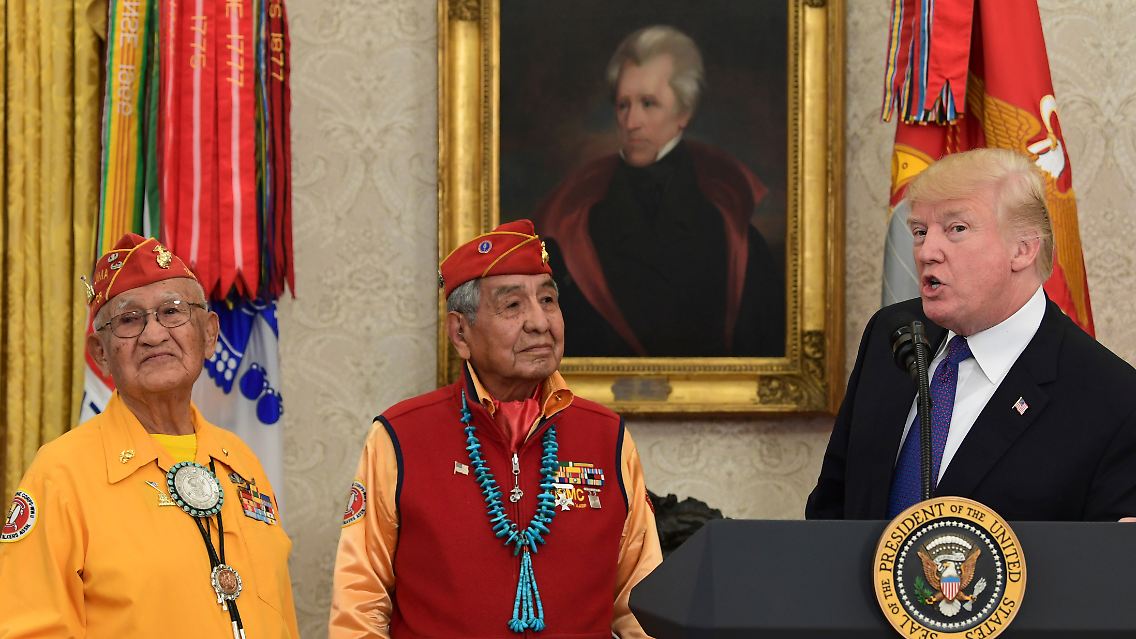 Trump 2017 bei der Ehrung von Navajo-Veteranen.