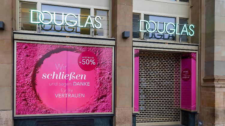 In einigen deutschen Städten werden die Douglas-Filialen verschwinden.
