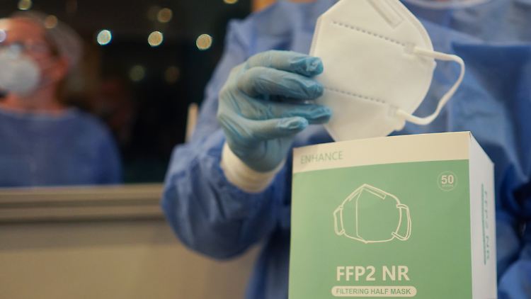 OP- und FFP2-Masken könnten eine deutlich höhere Schutzwirkung bieten als Alltagsmasken.