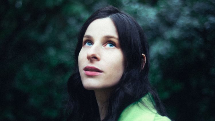 Buzzy Lee heißt eigentlich Sasha Spielberg und ist die Tochter von Hollywood-Regissseur Steven Spielberg. Vor allem aber macht sie wunderschöne traurige Musik.