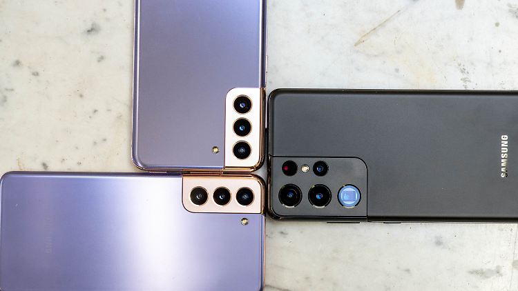 Galaxy S21 und S21+ unterscheiden sich vor allem in der Größe, das Ultra erkennt man schon an seinem riesigen Kameramodul.