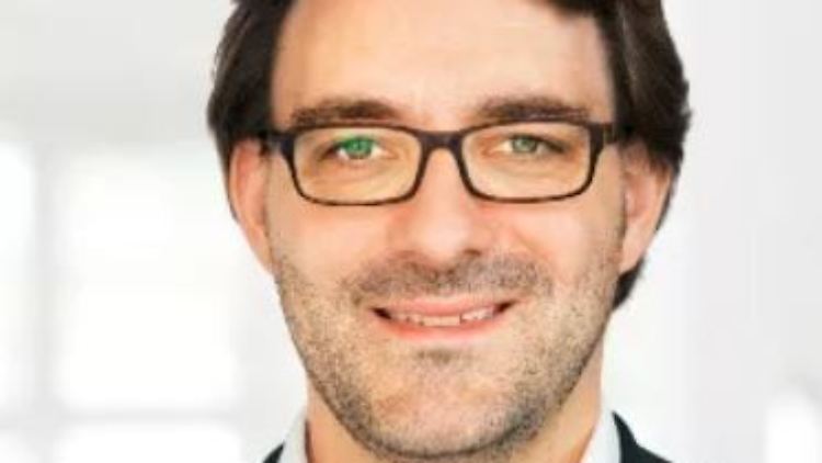 Manuel Grubenbecher ist als IT-Rechtler auf die Sicherung von Cyber- Arbeitsplätzen spezialisiert.