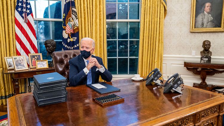 Biden am Mittwoch hinterm "Resolute Desk" - der Schreibtisch bleibt gleich.