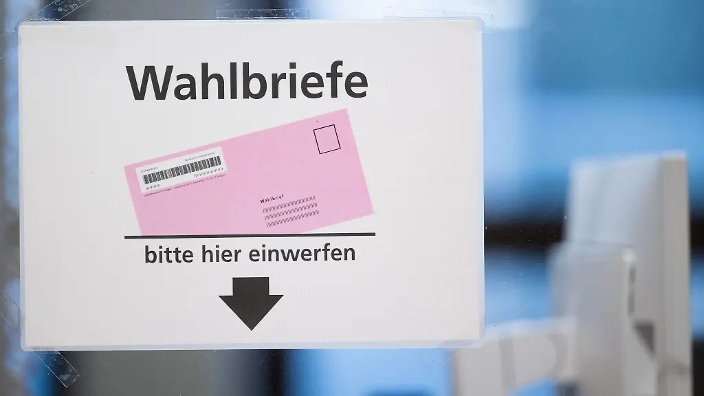 In-Briefwahlbueros-koennen-Wahlberechtigte-ihre-Stimme-bereits-vor-dem-Wahltag-direkt-abgeben-Archivbild