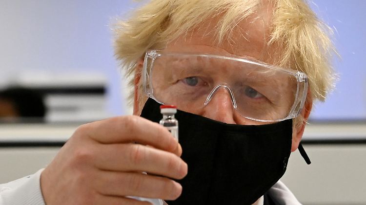 Johnson beim Besuch einer Produktionsstätte für den Astrazeneca-Impfstoff in Wales. 