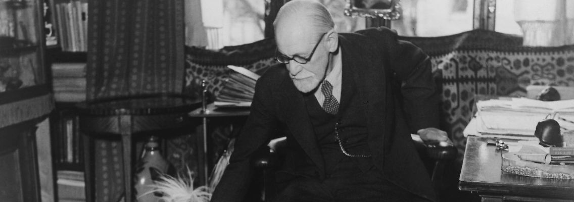 Sigmund Freud 1937 mit seinem Hund im Arbeitszimmer.
