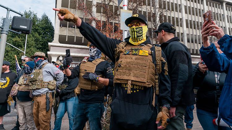 Jahrelang unterstützen die Proud Boys Donald Trump, nun sagen sie sich von dem ehemaligen Präsidenten los.