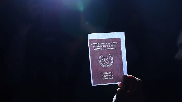 Auch bereits genehmigte Anträge von russischen Staatsangehörigen sollten nach dem Willen der EU-Abgeordneten neu bewertet werden.