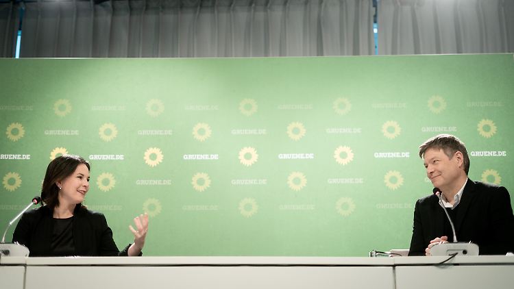 Nach Ostern soll entschieden werden, wer für die Grünen ins Rennen um das Kanzleramt geht. Das gefällt einigen aus der Parteibasis ganz und gar nicht.