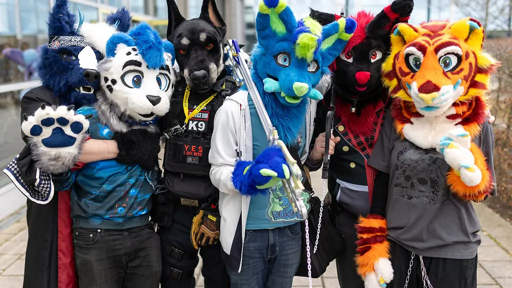 Am-Wochenende-bevoelkern-wieder-Fans-von-Comics-Computerspielen-und-japanischer-Popkultur-die-Messe-Erfurt-Zur-Mag-C-kommen-viele-Besucher-in-aufwendigen-Kostuemen