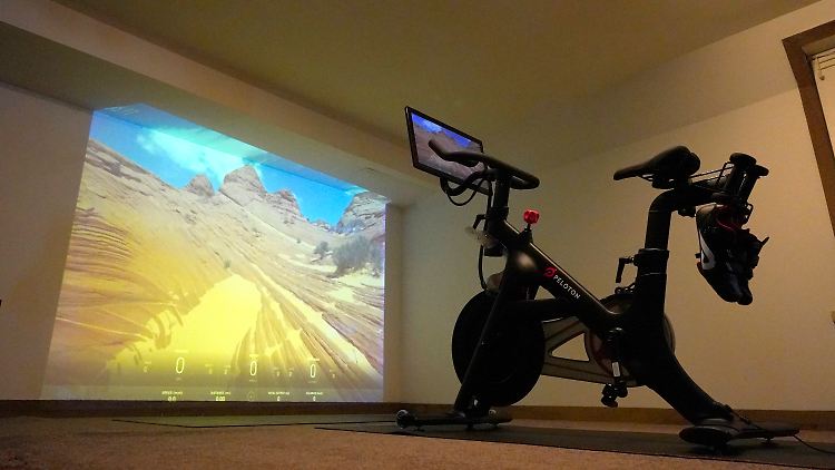 Während in der Corona-Krise die Fitness-Studios schließen müssen, boomt das Geschäft mit Heimtrainern.