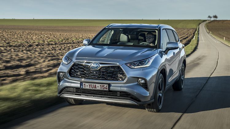 Der Toyota Highlander misst in der Länge 4,97 Meter . Damit ist er fünf Zentimeter länger als ein Mercedes GLE.
