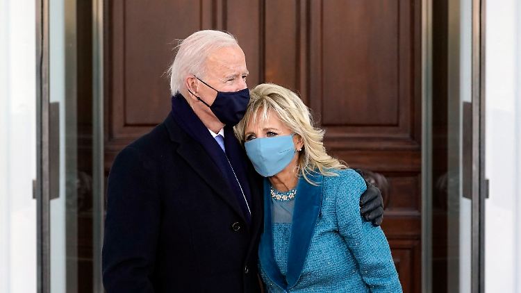 Joe und Jill Biden vor dem Weißen Haus - die Tür dahinter blieb zunächst geschlossen.