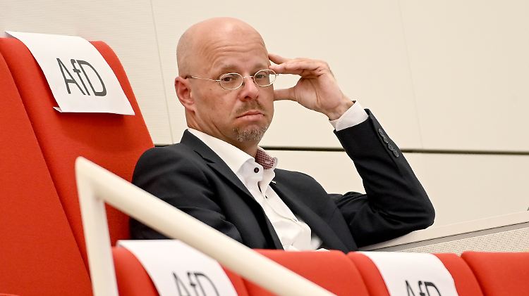 Der Brandenburger Landtagsabgeordnete Kalbitz beobachtet die Streitigkeiten in der AfD genau und scheint nach wie vor bestens vernetzt.