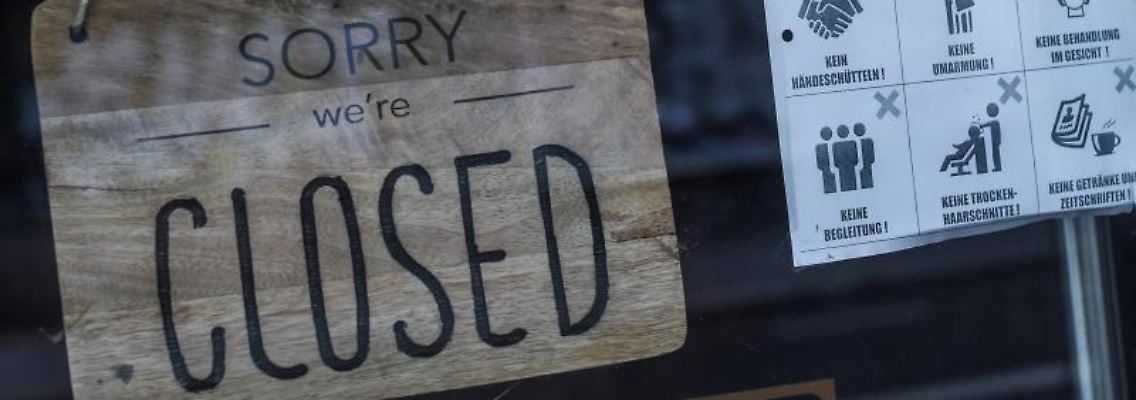 An einem Friseur in Berlin hängt ein Schild mit der Aufschrift „Sorry we’re closed“. Foto: Kira Hofmann/dpa-Zentralbild/dpa